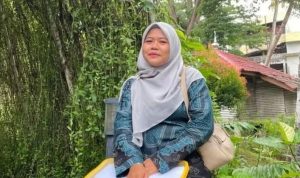 guru honorer SD Negeri di Kecamatan Kumpeh, Kabupaten Muaro Jambi. Gara-gara Razia rambut, Guru di Muaro Jambi jadi tersangka gara-gara potong rambut.
