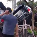 Kecelakaan di Pagar Alam Kelurahan Gunung Agung Langkapura, Minggu, (4/1/2025). Mobil Innova dikendarai Polisi tabrak gardu listrik, 1 korban jiwa.