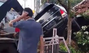 Kecelakaan di Pagar Alam Kelurahan Gunung Agung Langkapura, Minggu, (4/1/2025). Mobil Innova dikendarai Polisi tabrak gardu listrik, 1 korban jiwa.