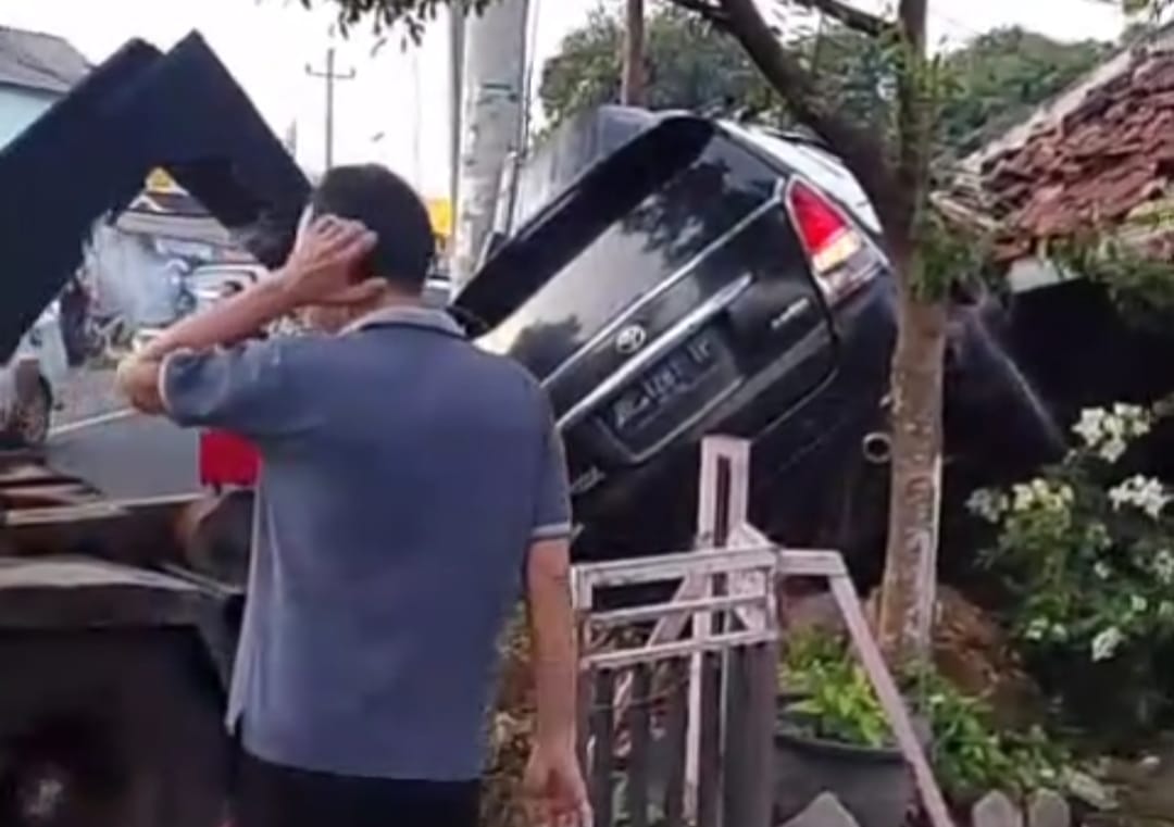 Kecelakaan di Pagar Alam Kelurahan Gunung Agung Langkapura, Minggu, (4/1/2025). Mobil Innova dikendarai Polisi tabrak gardu listrik, 1 korban jiwa.