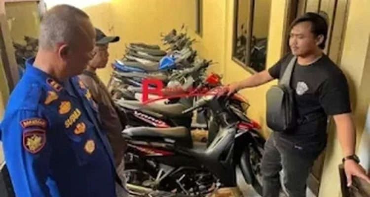 Terlilit hutang, SO seorang kades nekat curi motor warganya. Polisi mengamankannya beserta Barang Bukti dan menetapkan tersangka. 