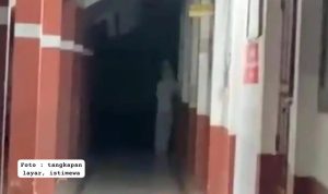 sosok menyerupai pocong di lingkungan SD Negeri 6 Paruntu viral dan menghebohkan media sosial. Polisi tangkap pocong yang viral di Gedung SD