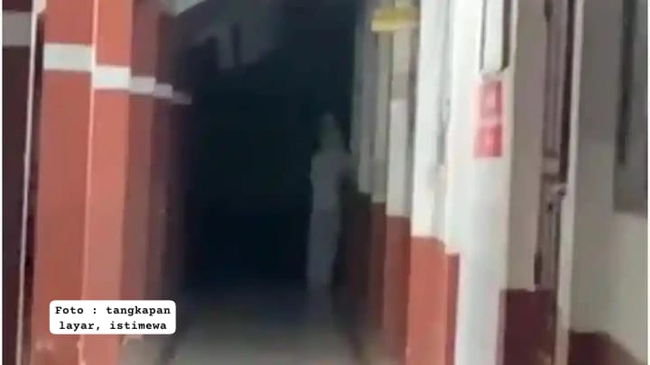sosok menyerupai pocong di lingkungan SD Negeri 6 Paruntu viral dan menghebohkan media sosial. Polisi tangkap pocong yang viral di Gedung SD
